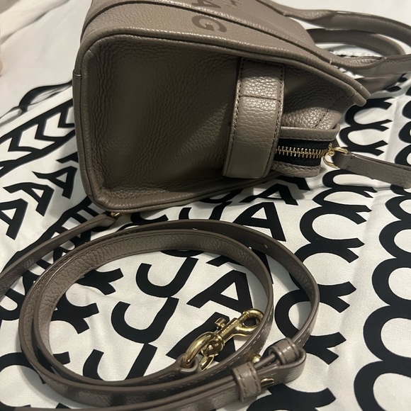 Marc Jacob’s like new THE LEATHER MINI TOTE BAG in cement color w/dust bag - Picture 5 of 9